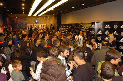 adidas i Partizan, potpisivanje dresova